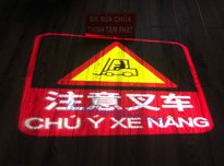 Đèn cảnh báo xe nâng có đèn chiếu logo xuống đường